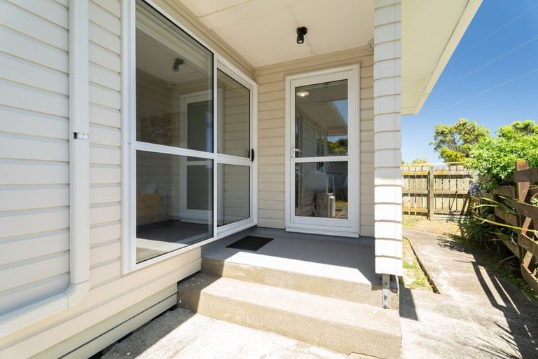 Photo of property in 5 Kenmore Street, Newlands, Wellington, 6037