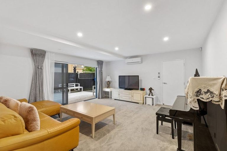 Photo of property in 26a Bernleigh Terrace, West Harbour, Auckland, 0618