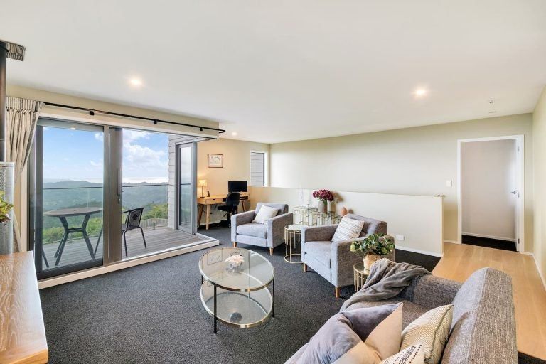 Photo of property in 23 Quinns Road, Waiatarua, Auckland, 0612