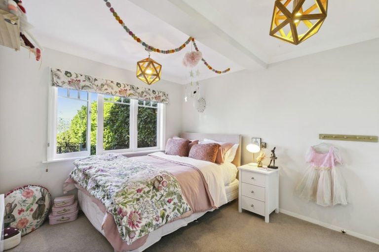 Photo of property in 8 Nakora Road, Karaka Bays, Wellington, 6022