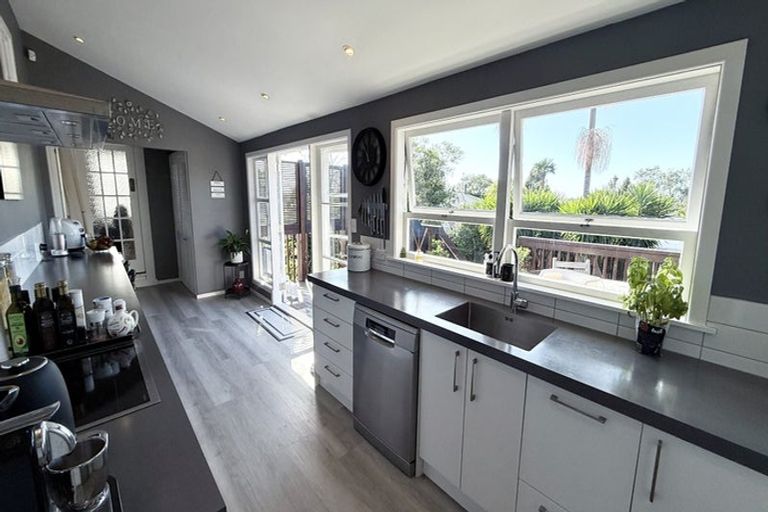 Photo of property in 35 Birkdale Road, Birkdale, Auckland, 0626