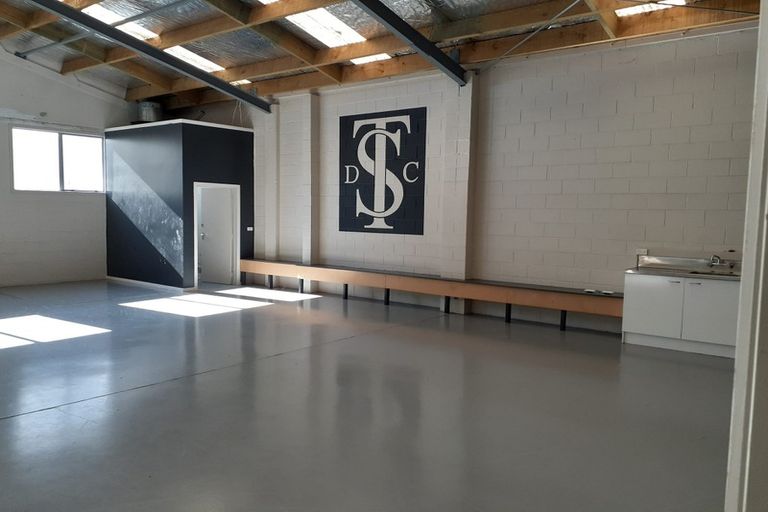 Photo of property in 7a Lake Road, Northcote, Auckland, 0627