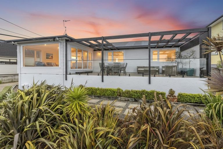 Photo of property in 92 Kahu Road, Paremata, Porirua, 5024