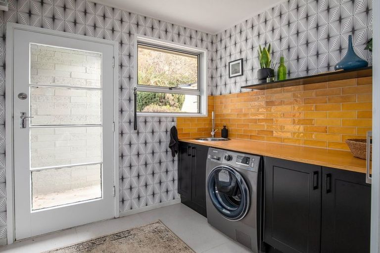 Photo of property in 18 Branxholm Street, Roxburgh, 9500