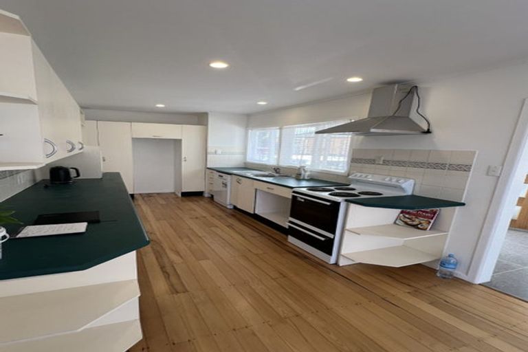 Photo of property in 32 Essex Street, Te Atatu South, Auckland, 0610