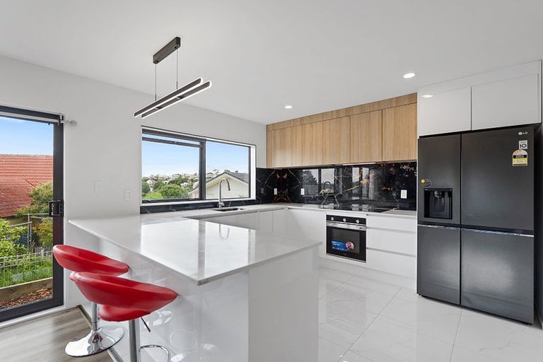 Photo of property in 25a Athena Drive, Totara Vale, Auckland, 0629