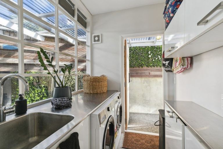 Photo of property in 8 Nakora Road, Karaka Bays, Wellington, 6022