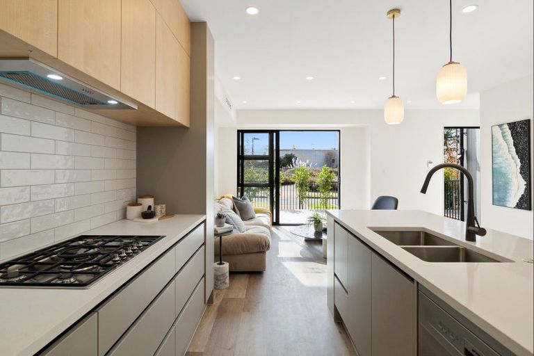 Photo of property in 128 Vintry Drive, Kumeu, 0810
