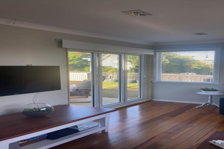 Photo of property in 39 Stewart Drive, Newlands, Wellington, 6037