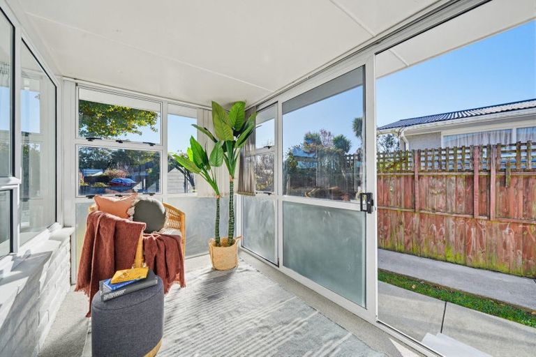 Photo of property in 2/6 Valerie Place, Redwood, Christchurch, 8051