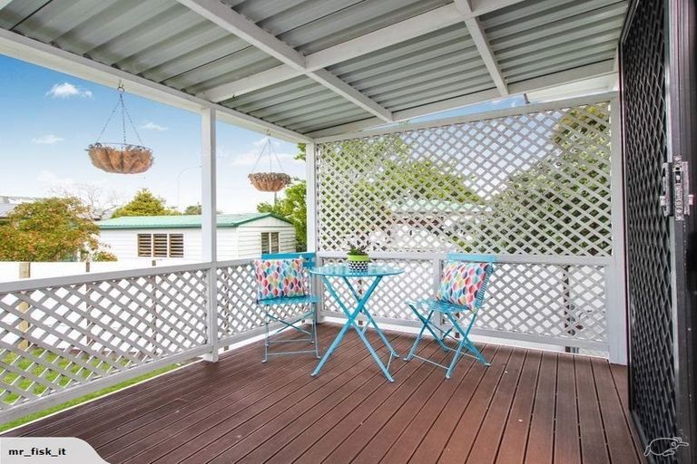 Photo of property in 1 Graham Avenue, Te Atatu Peninsula, Auckland, 0610