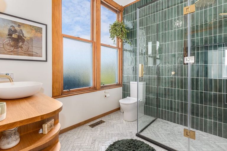 Photo of property in 25 Garden Road, Northland, Wellington, 6012