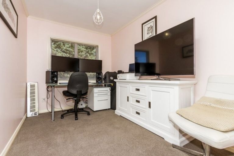 Photo of property in 8 Highwood Grove, Torbay, Auckland, 0630