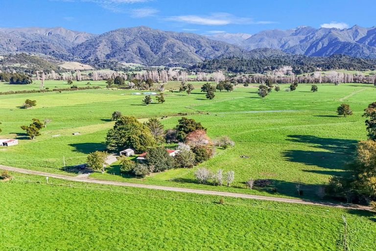 Photo of property in 230 Loop Road, East Takaka, Takaka, 7183