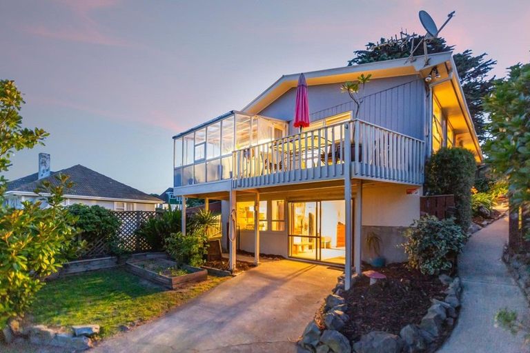 Photo of property in 44 View Road, Titahi Bay, Porirua, 5022