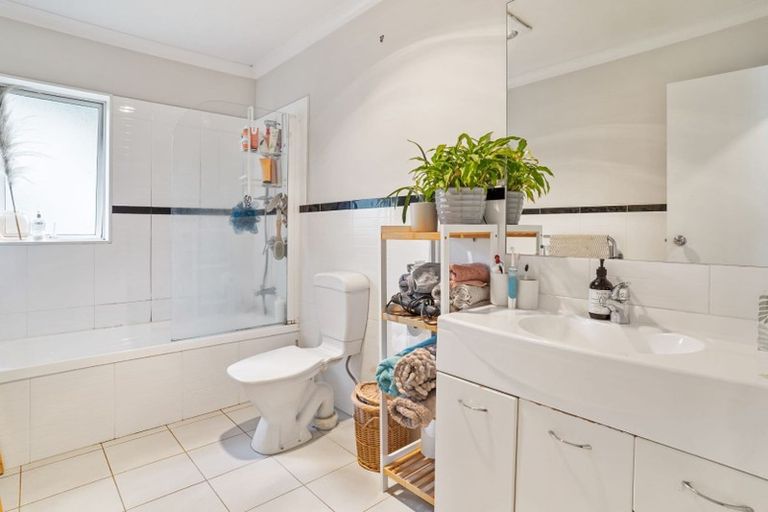 Photo of property in 4 Guinness Place, Massey, Auckland, 0614