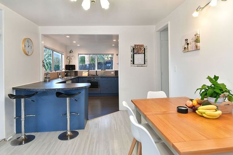 Photo of property in 43 Pohutukawa Avenue, Red Beach, 0932