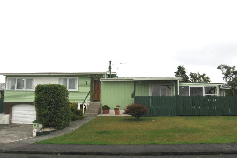 Photo of property in 1 Lucinda Place, Glen Eden, Auckland, 0602