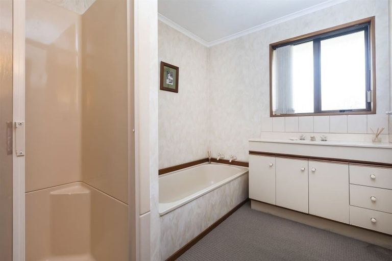 Photo of property in 2/2a Thorrington Road, Cashmere, Christchurch, 8022