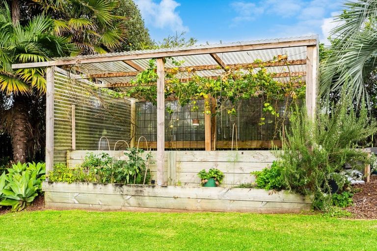 Photo of property in 381 Cove Road, Waipu, 0582