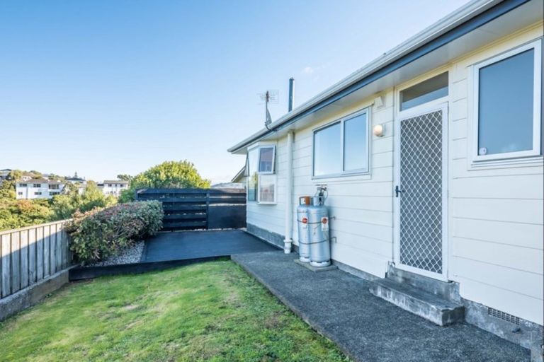 Photo of property in 12b Bayswater Place, Newlands, Wellington, 6037