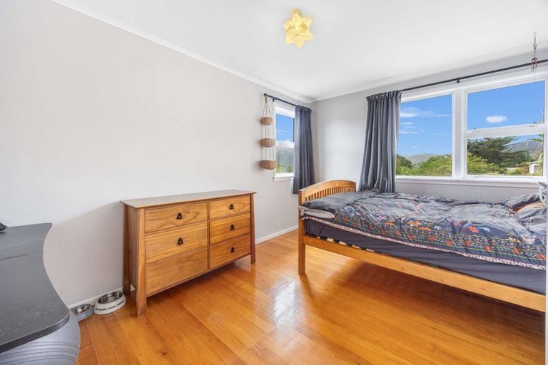 Photo of property in 13 Stratton Street, Normandale, Lower Hutt, 5010