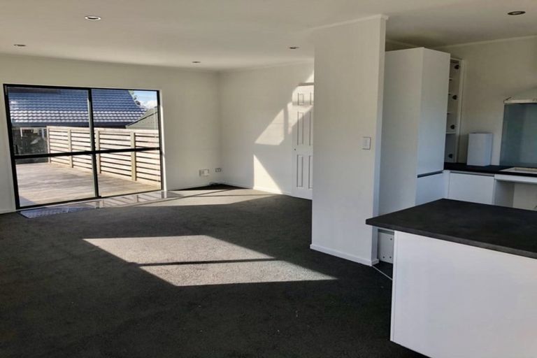 Photo of property in 1 Ryden Place, Glen Eden, Auckland, 0602