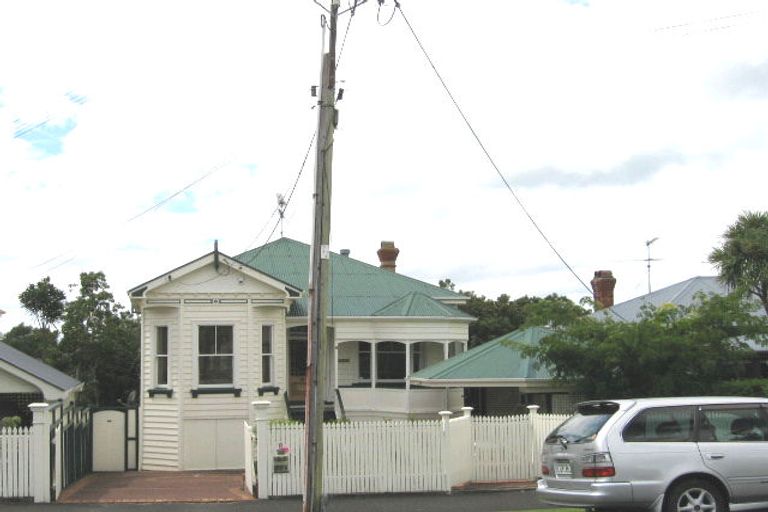 Photo of property in 8 Waterview Road, Stanley Point, Auckland, 0624