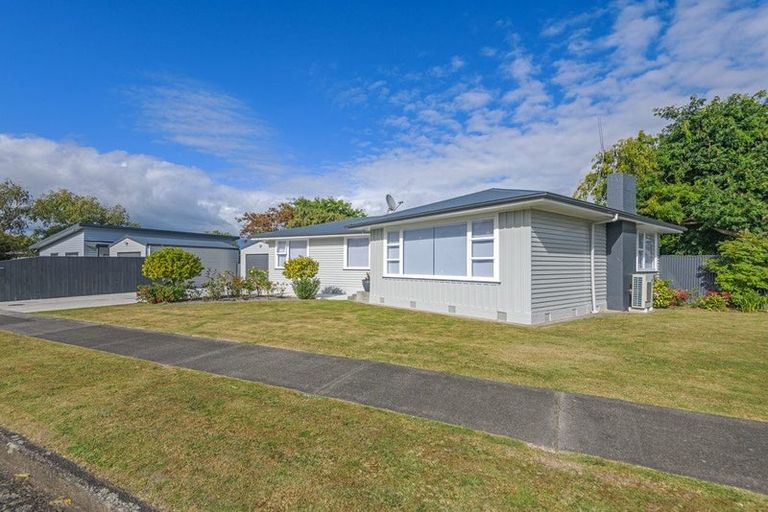 Photo of property in 2 Piper Place, Roslyn, Palmerston North, 4414