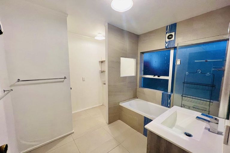 Photo of property in 36 Sunset Road, Unsworth Heights, Auckland, 0632