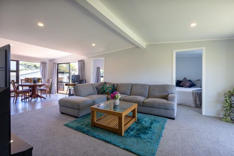 Photo of property in 6 Sea View Road, Baylys Beach, 0377