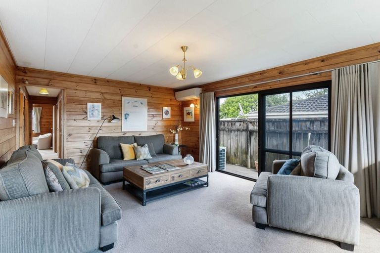 Photo of property in 2/22 Minaret Drive, Bucklands Beach, Auckland, 2014