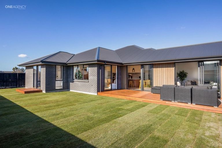 Photo of property in 6 Oakville Close, Rangiora, 7400