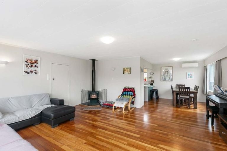 Photo of property in 6 Link Road, Newlands, Wellington, 6037