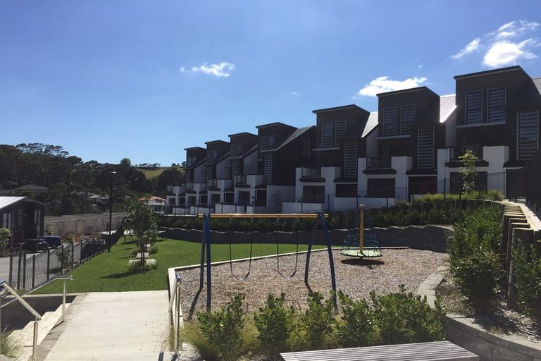 Photo of property in 2/10 Silver Moon Road, Albany Heights, Auckland, 0632