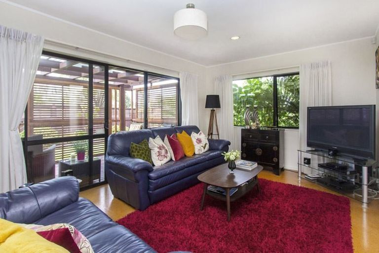 Photo of property in 1 Sheffield Place, Botany Downs, Auckland, 2010