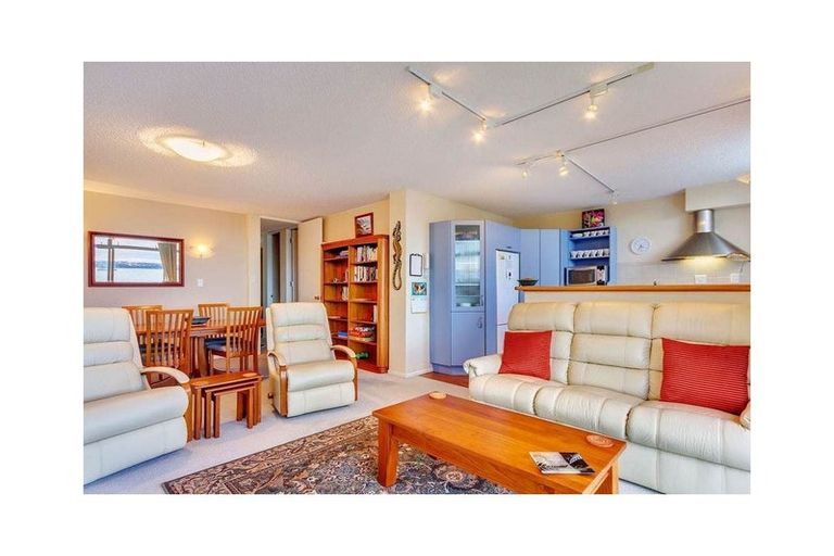 Photo of property in 5/25 Stanley Point Road, Stanley Point, Auckland, 0624