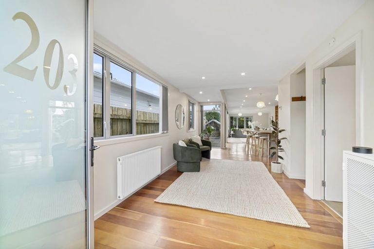 Photo of property in 203 Onepu Road, Lyall Bay, Wellington, 6022