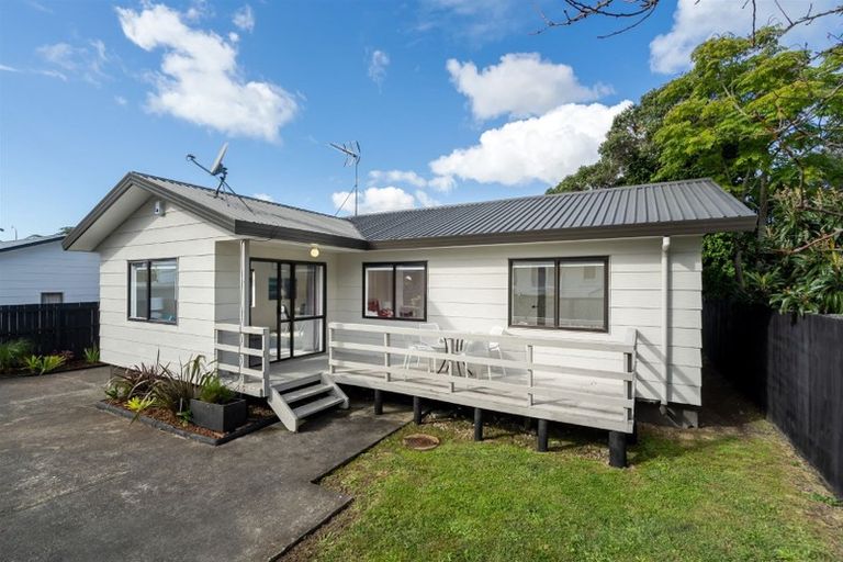 Photo of property in 2/8 Lingfield Street, Glenfield, Auckland, 0629