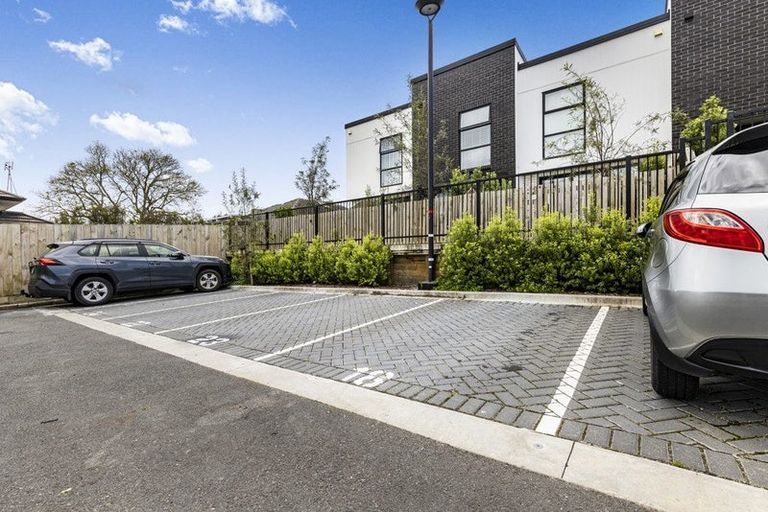 Photo of property in 18 Tokai Place, Glen Eden, 0602