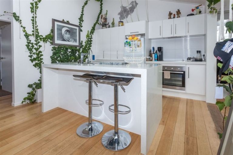 Photo of property in 217 Ocean Road, Whangamata, 3620