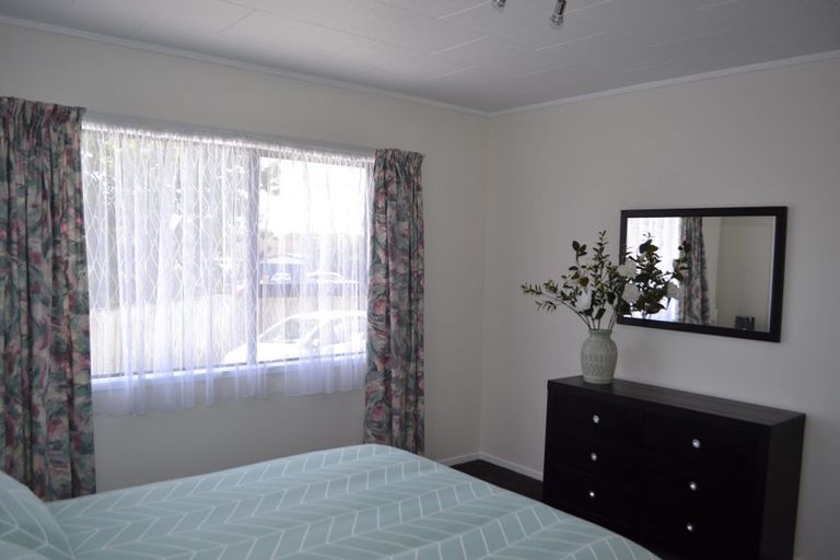 Photo of property in 52 Meadowood Drive, Unsworth Heights, Auckland, 0632