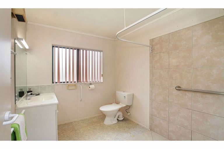 Photo of property in 2/56 Larnoch Road, Henderson, Auckland, 0610
