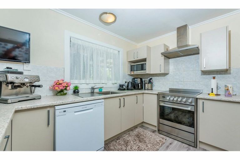 Photo of property in 14 Fairdene Avenue, Henderson, Auckland, 0610