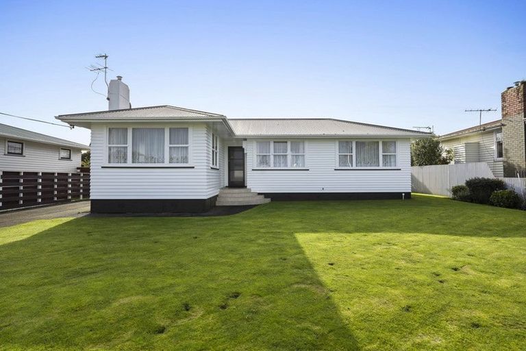 Photo of property in 42 Reid Avenue, Hawera, 4610