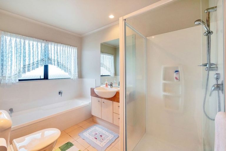 Photo of property in 8 Applebox Lane, Henderson, Auckland, 0612