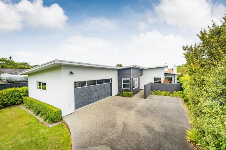Photo of property in 19 Karina Terrace, Roslyn, Palmerston North, 4414