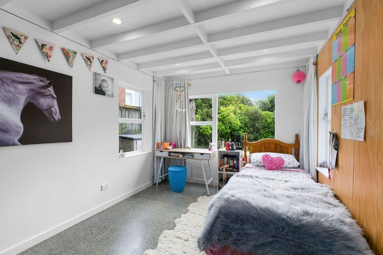 Photo of property in 1 Wakely Road, Newlands, Wellington, 6037