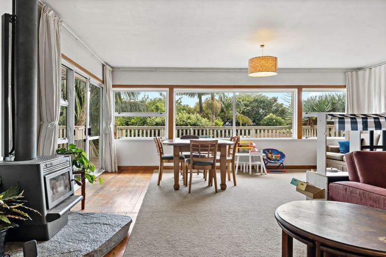 Photo of property in 23 Taipari Road, Te Atatu Peninsula, Auckland, 0610
