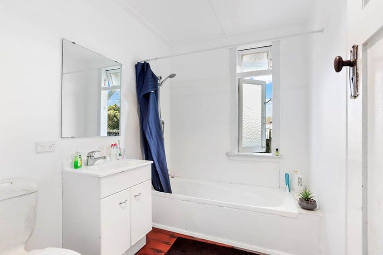 Photo of property in 4050 Great North Road, Glen Eden, Auckland, 0602